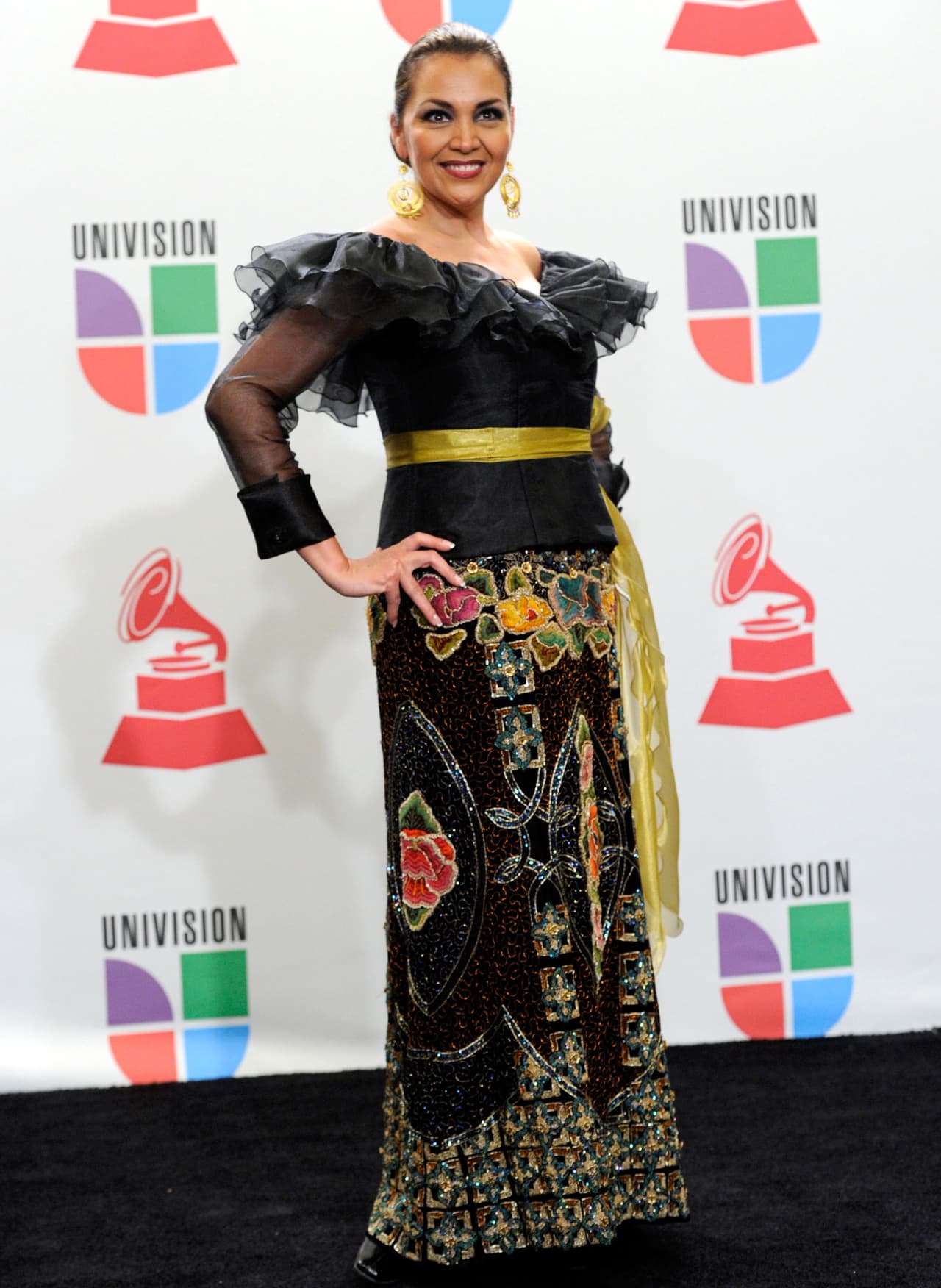 Como este dress en color negro con detalles llamativos en dorado, rojo, verde y rosa lleno de elegancia.