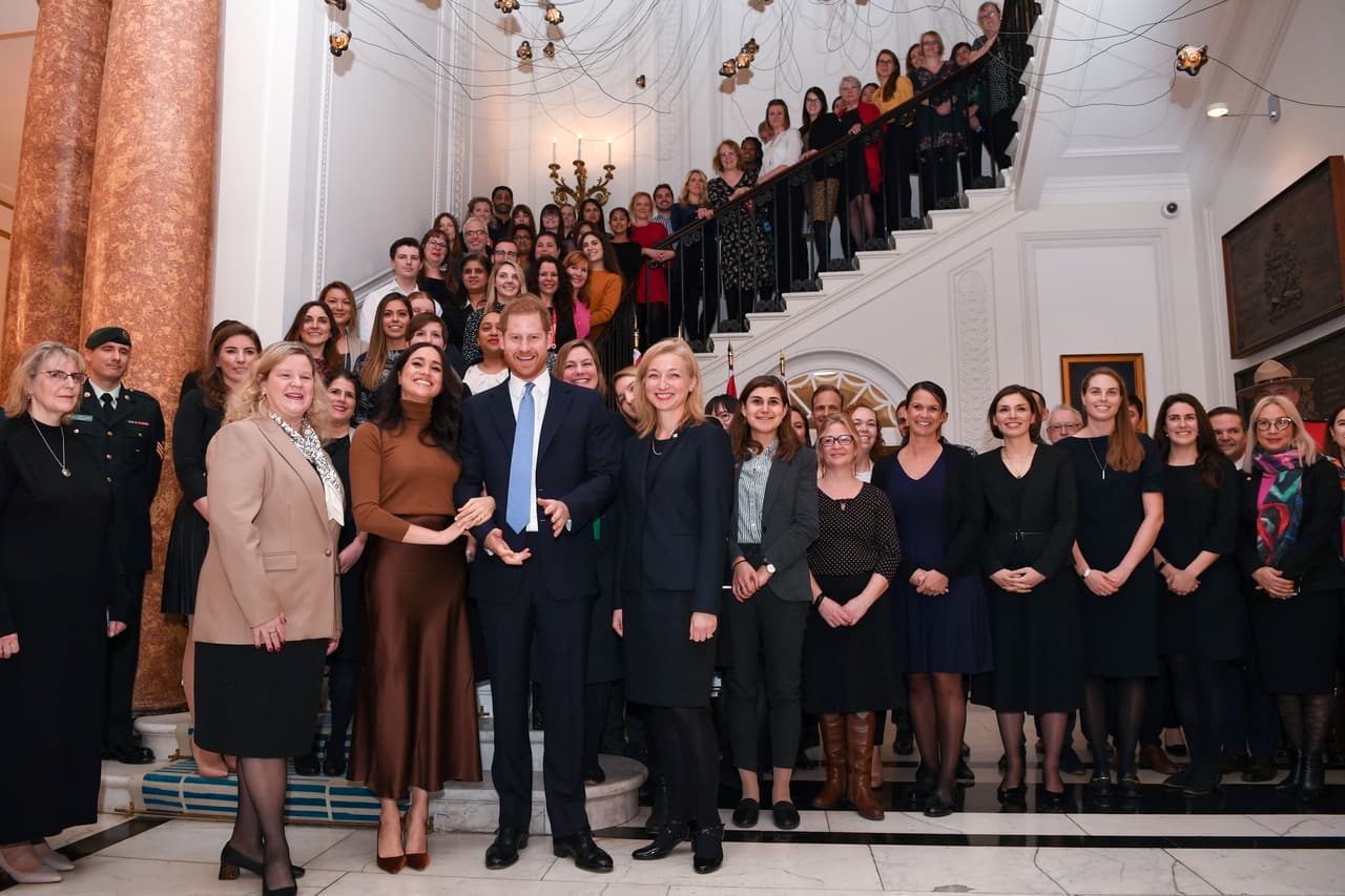 En su 
<b><a href="https://sussexroyal.com/" target="_blank">sitio oficial</a></b>
<a href="https://sussexroyal.com/" target="_blank">,</a> el príncipe y Markle también aseguran que solo reciben un 
<b>5% del presupuesto del Fondo Soberano</b> (partida de gastos anual de la familia real sostenida con los impuestos de los británicos). En 2019, el total de esta partida fue de 82 millones de libras esterlinas (107 millones dólares).
<br>