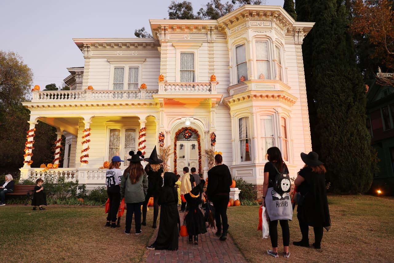 Las personas deben asegurarse que los caminos o aceras estén bien iluminadas.