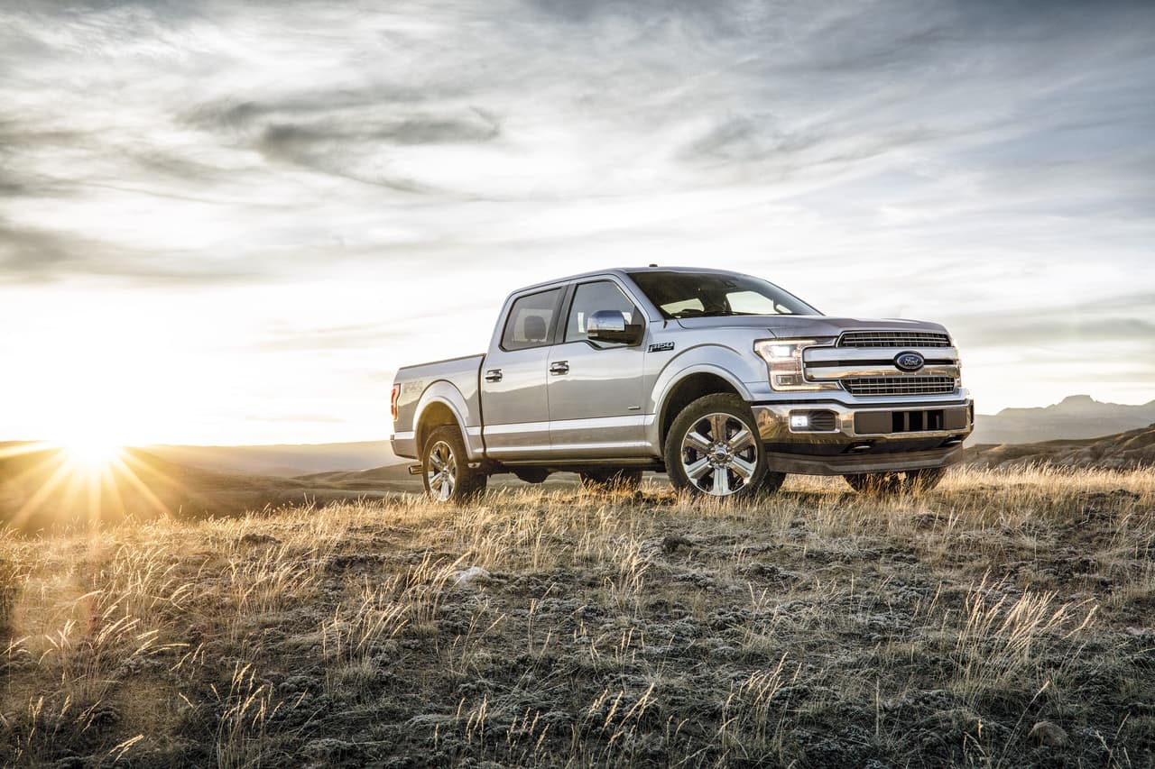 <b>Ford F-150 2018</b>
<br>
<b>Precios a partir de: 27,705 dólares</b>
<br>De la gama de vehículos para trabajo de Ford la F-150 es ideal para personas altas. Arranca con un motor V6 de 3.5 litros de 290 caballos de fuerza y 265 libras-pie de torque, con transmisión de seis velocidades.