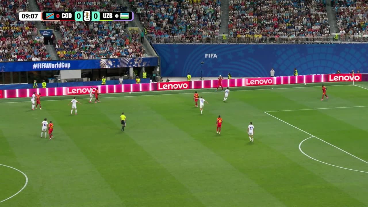 ¡GOL!  anota para Uzbekistán. Eldor Shomurodov
