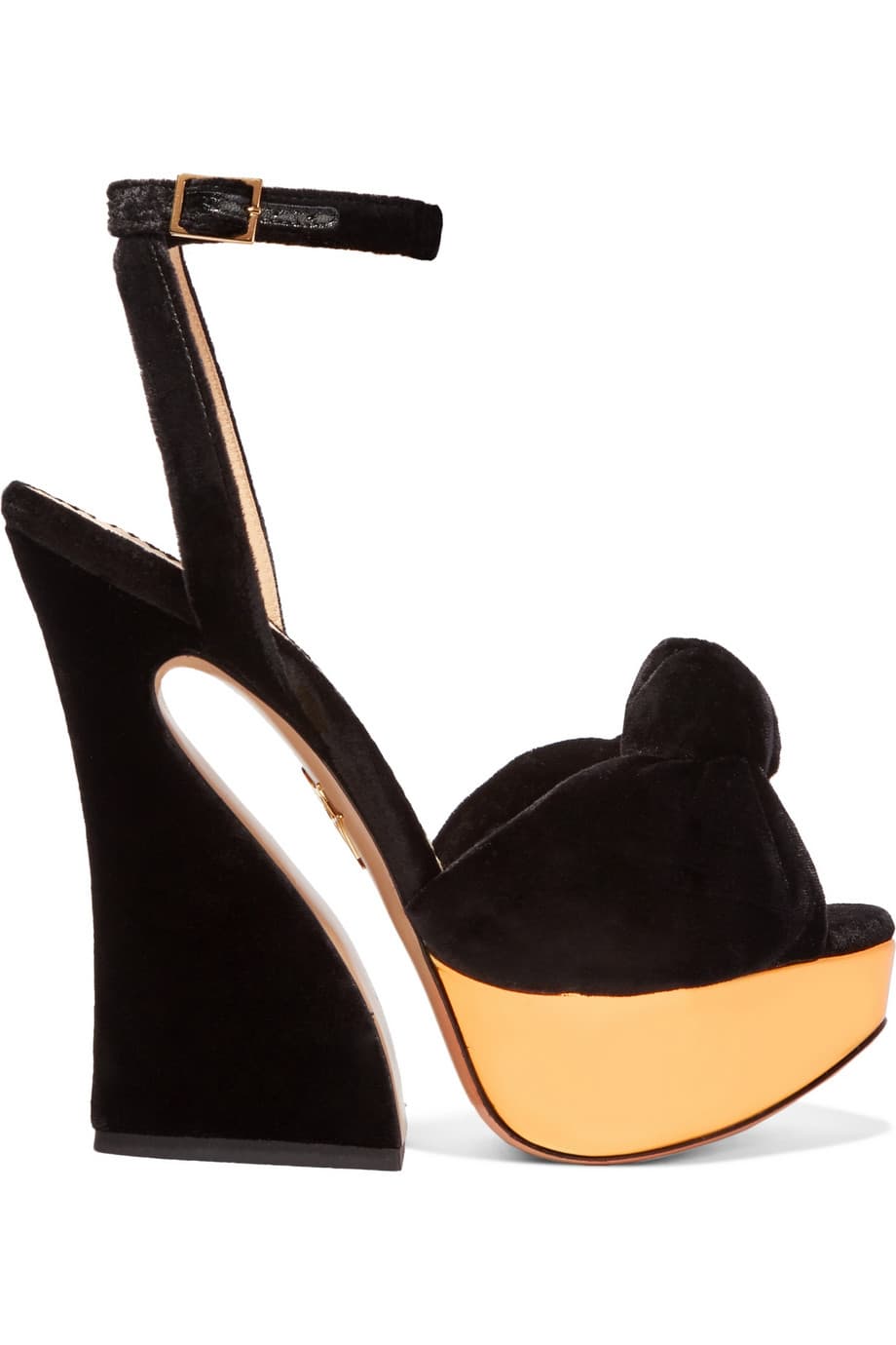 7.
<b> </b>Las sandalias “Vreeland” fueron nombradas en honor a la legendaria editora y gurú de la moda. Hechos a mano en Italia, su tacón curveado con plataforma alta nos remonta a los años 40’s.
<b>(Charlotte Olympia)</b>
<br>