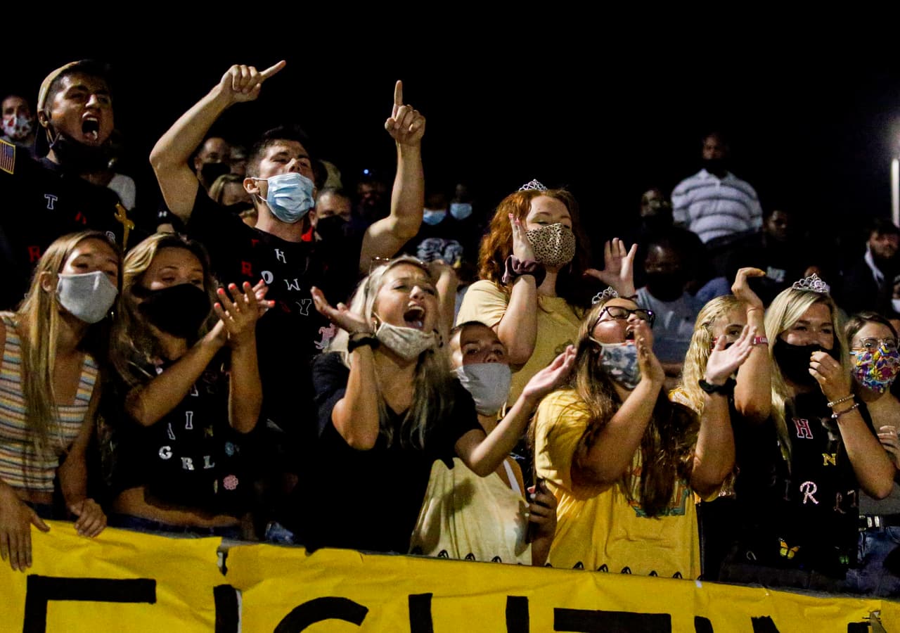 <b>Alabama | Índice de recuperación económica:</b> 
<b>80%.</b> El 8 de agosto, casi 15 millones de estadounidenses continuaban bajo solicitud de beneficios por desempleo. El punto máximo de esta variable fue el 9 de mayo, cuando alcanzó más de 24 millones. En la fotografía, los espectadores de un partido de futbol en Alabaster, Alabama, a mediados de agosto.