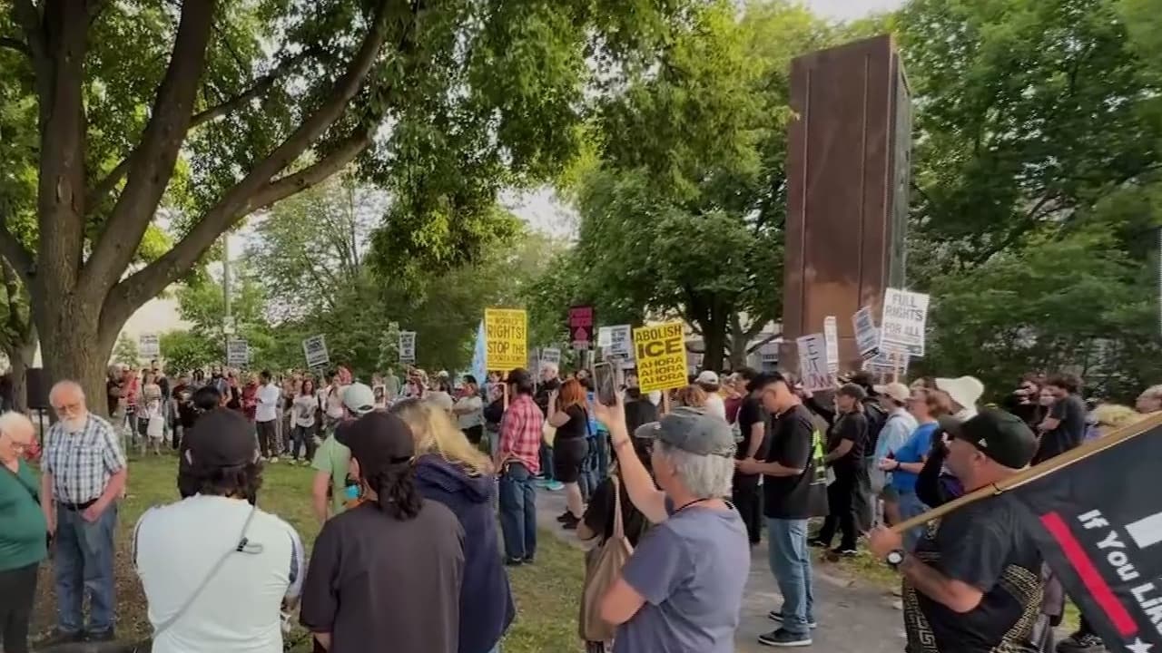 Protesta en Albany Park en el lugar en donde un inmigrante fue detenido durante operativo de ICE