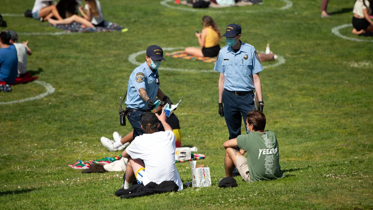 ¿Policías, alguaciles o el condado? Quién hace cumplir el toque de queda en el Área de la Bahía