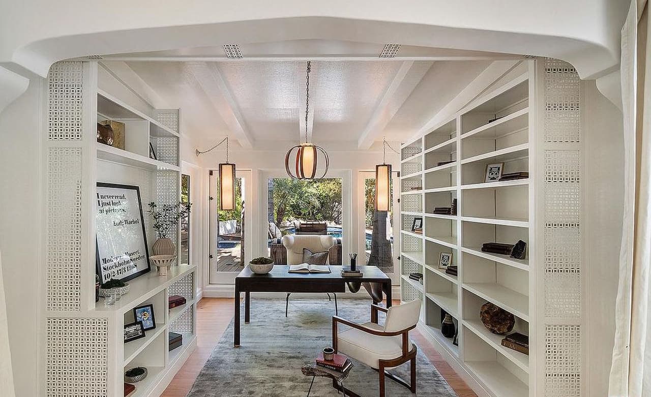 Cuenta con sala de estar y biblioteca (que puede ser utilizada como oficina) con estantes para libros que abarcan de piso a techo.