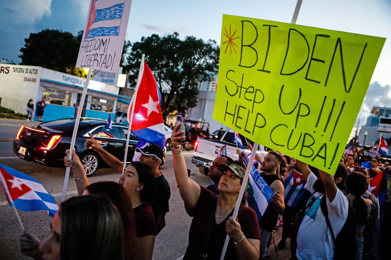 Exilio cubano en desacuerdo con las medidas anunciadas por Biden ante la represión a las protestas en la isla
