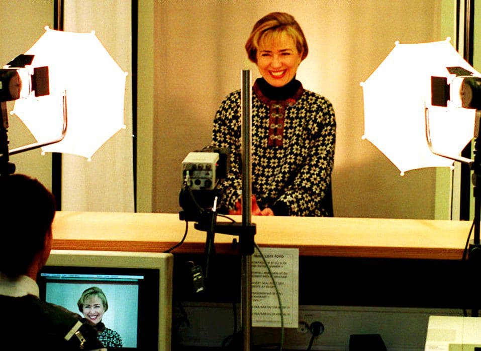 Hillary Clinton posaba en 1994 para su acreditación a los Juegos Olímpicos de invierno y dejaba registrado para la posteridad que los sacones oversize (grandes hasta de varias tallas más) fueron comunes tanto en las jovencitas más alternativas como en las mujeres ejecutivas de su generación. CHRIS WILKINS/AFP/Getty Images