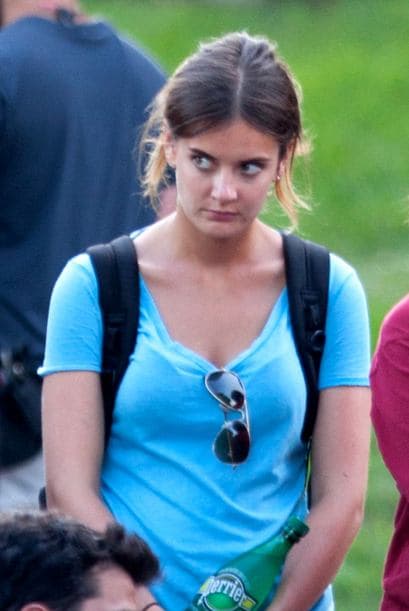 No estamos locos. ¡Ella es idéntica a Katie Holmes!
