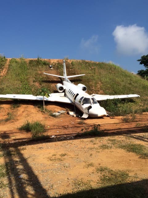 Los integrantes de la banda Los Cadillac's vivieron un momento de susto cuando el avión en el que viajaban sufrió un percance.