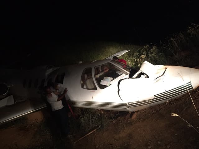 Se reportó que los tripulantes sólo sufrieron contusiones y algunas heridas, por lo que ya fueron dados de alta. Otros famosos no se han escapado del terror en las alturas, ¿quiéres saber más?