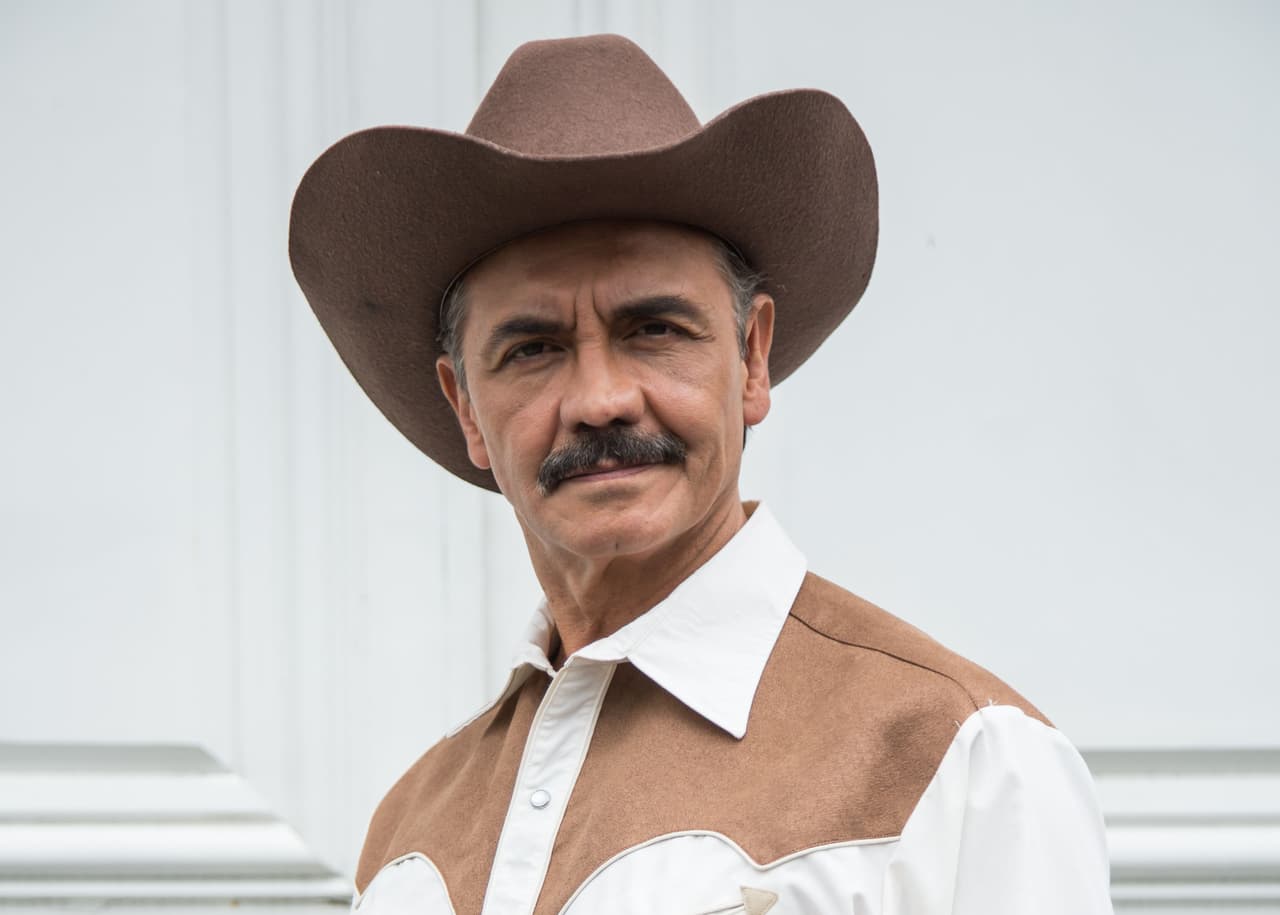 Tomás Goros es Don Pedro Rivera.