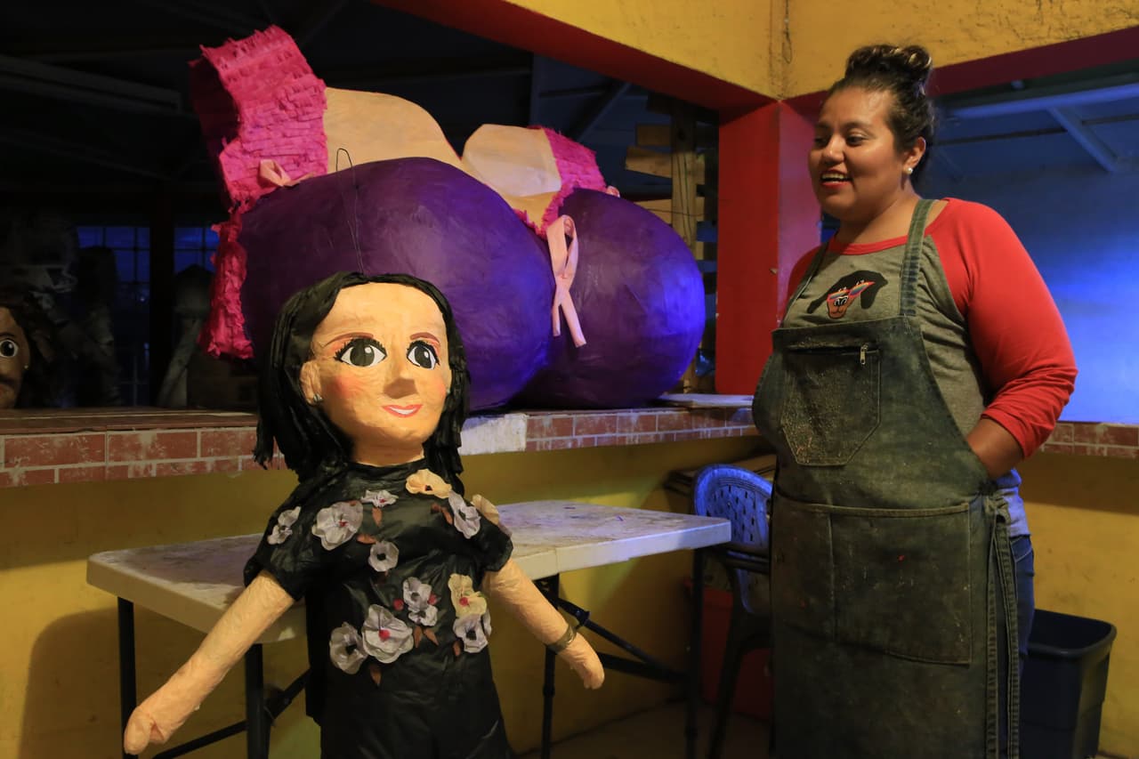 La creadora de la piñata de Sarita Sosa cree que "el pueblo mexicano se identificó con la pieza" porque 
<b><a href="https://www.univision.com/famosos/en-fotos-los-restos-de-jose-jose-ya-fueron-enterrados-en-mexico-y-asi-lo-despidio-su-pueblo-fotos"> quizás Sarita Sosa "no sabe realmente lo que es José José"</a></b> para los que nacieron en su misma tierra.