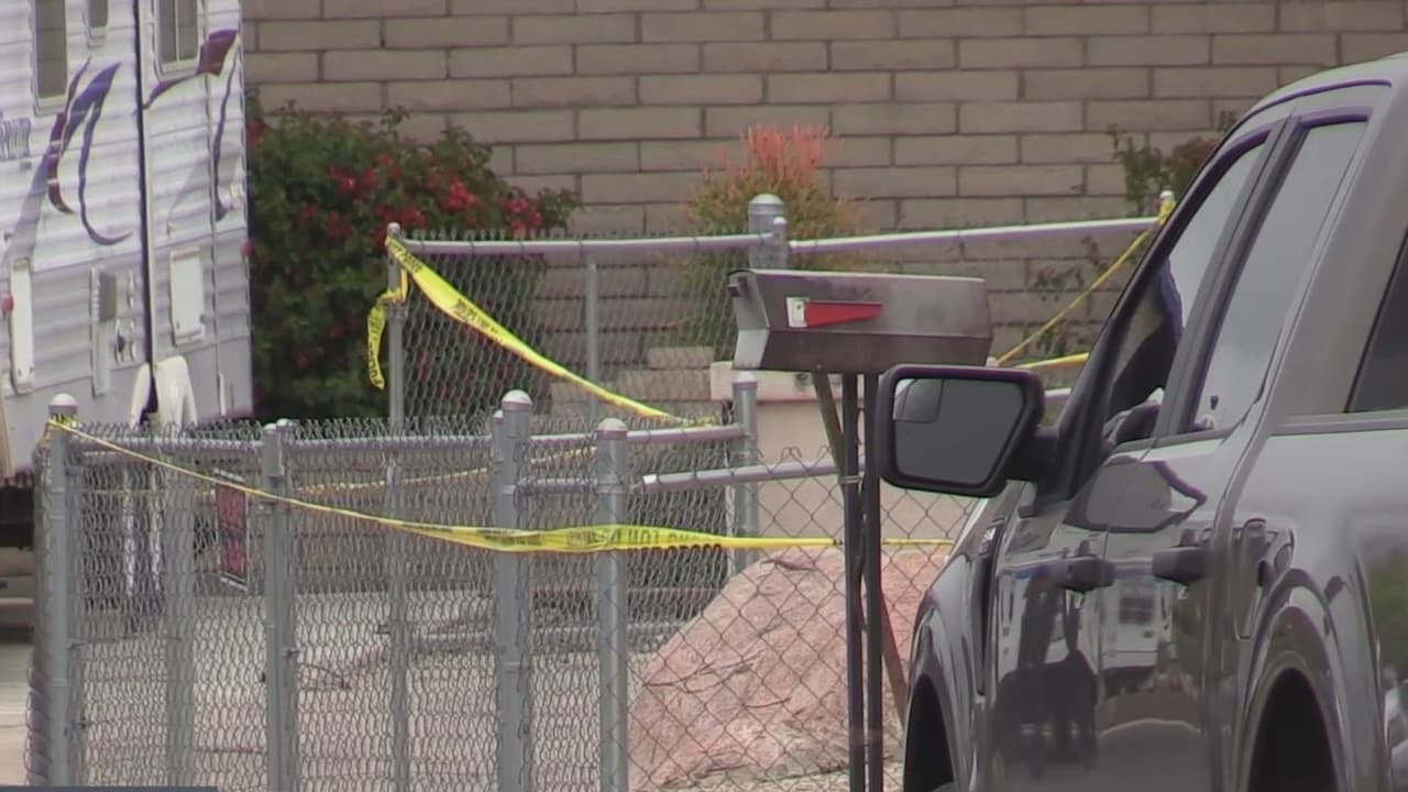 Un sujeto identificado como 
<b>Jacob De Zeeuw, de 27 años,</b> asesinó a tiros a su 
<a href="https://www.univision.com/local/arizona-ktvw/jacob-de-zeeuw-homicidio-suicidio-phoenix">esposa embarazada de 4 meses</a> Sarah Scott, de 37 años, así como a su hijo Jacob De Zeeuw Jr, de 6 años, para después quitarse la vida en marzo pasado, en una casa ubicada sobre 16th Street y South Mountain Road en Phoenix. Se desconocen los motivos que llevaron a De Zeeuw a cometer este homicidio-suicidio.