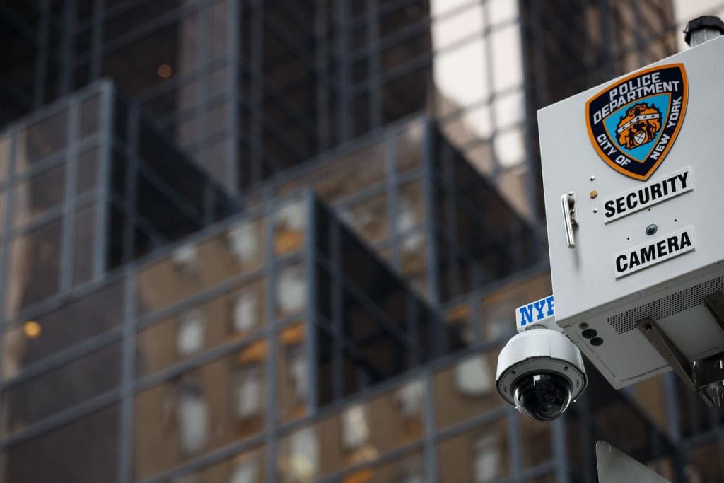 Según AI, el reconocimiento facial puede ser utilizado para "apuntar intencionadamente a ciertos individuos o grupos de personas basándose en características, incluyendo la etnia, la raza y el género, sin una sospecha razonable individualizada de delito".