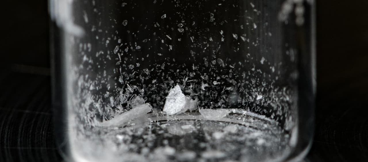 Esta potente droga puede causar efectos secundarios graves y síntomas que ponen en peligro la vida de quien la consume. Cuando se produce una sobredosis de fentanilo, la respiración se puede hacer muy lenta o detenerse por completo. Esto puede reducir la cantidad de oxígeno que llega al cerebro, lo que se conoce como hipoxia. 
<br>
<br>La hipoxia puede llevar a un estado de coma y causar daños permanentes en el cerebro; también puede causar la muerte.