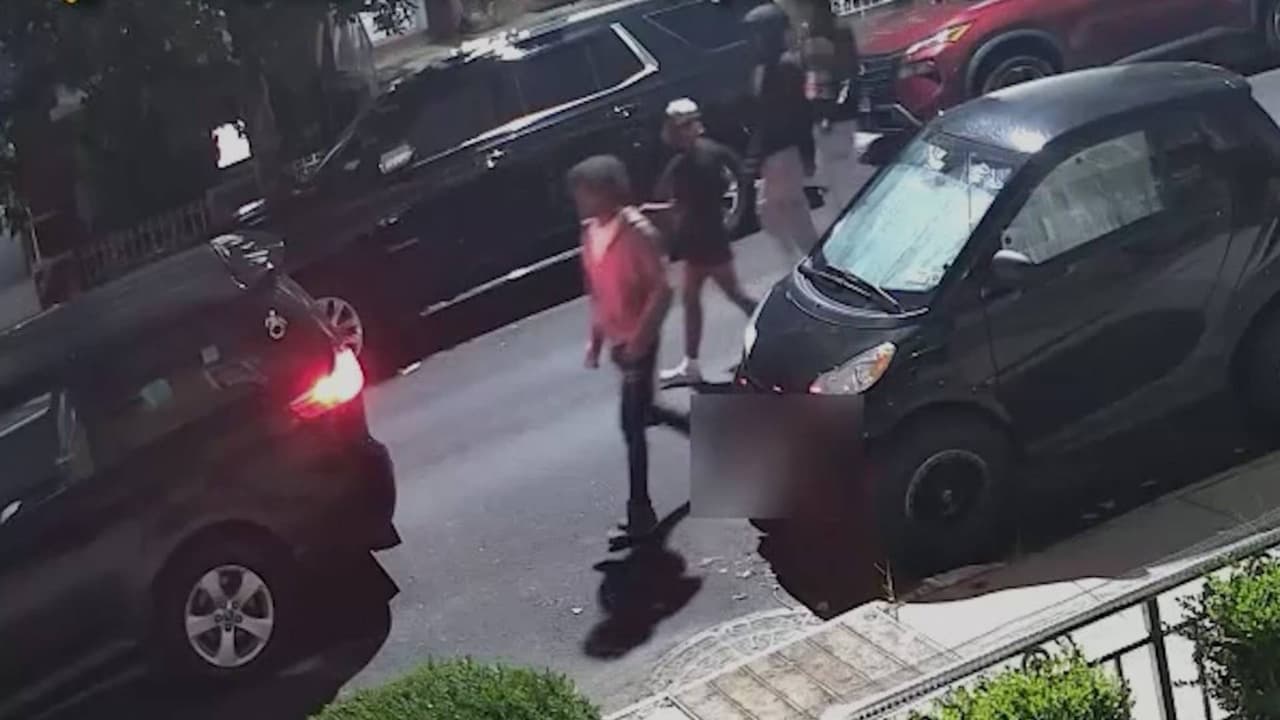 Seis sospechosos roban el auto de un hombre en Brooklyn tras golpearlo y amenazarlo con un arma