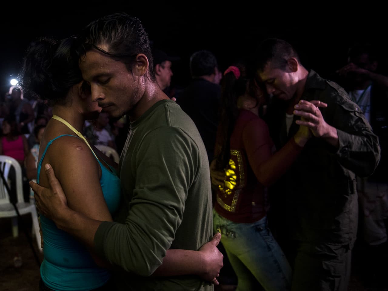 "Hay que conseguir que la paz se convierta en una realidad en nuestro país sobre la base de la justicia social y la democracia", dijo Timochenko en la ceremonia de apertura del primer encuentro guerrillero abierto a la prensa, que durará una semana. En la foto, miembros de la guerrilla bailan durante un concierto que fue parte de la conferencia.