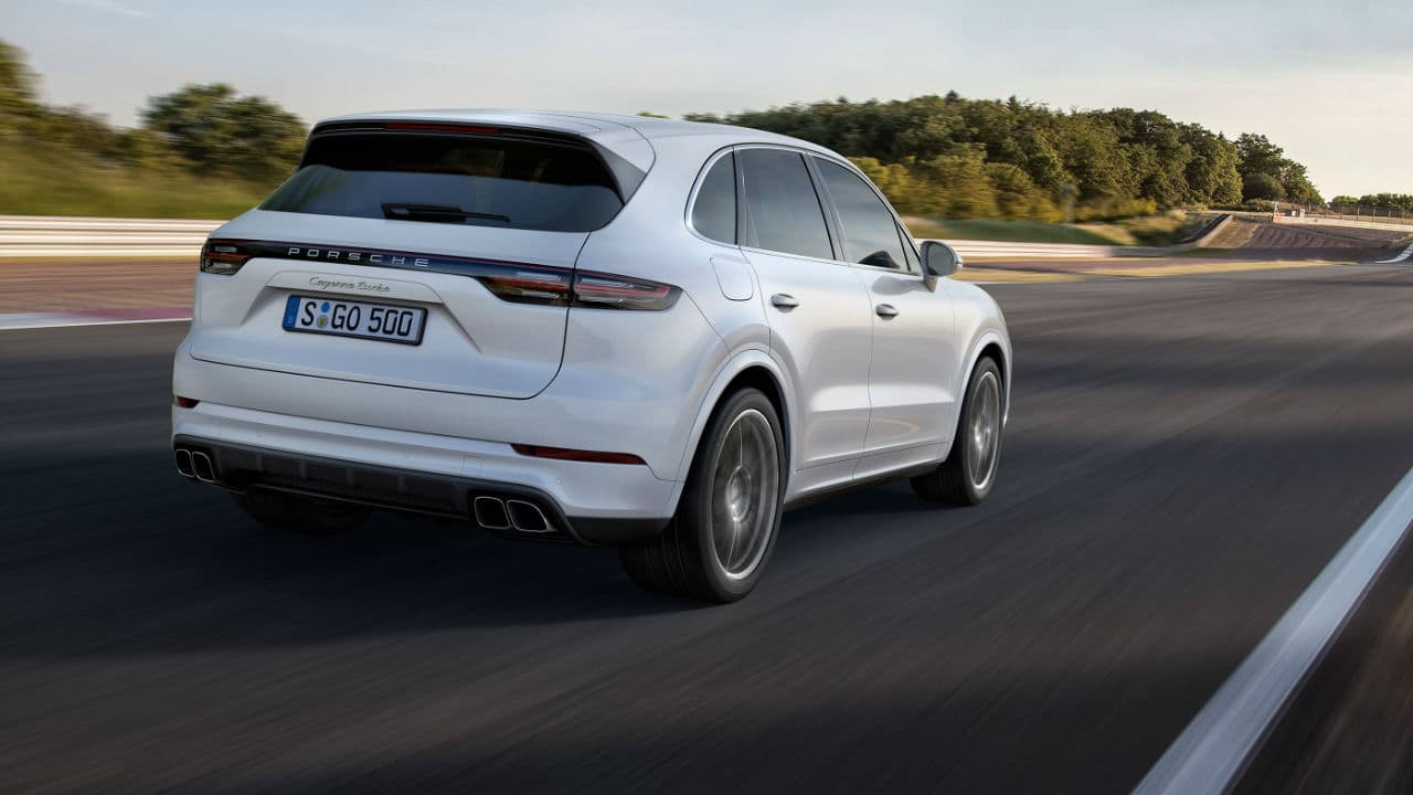 <b>La Cayenne Turbo</b> alcanza el 0 a 60 mhp en 4.1 segundos (3.9 segundos con el paquete 
<b>Chrono Sport</b>) y logra una velocidad máxima de
<b> 177 millas por hora</b>. La potencia del motor aumentó 30 caballos de fuerza respecto a la anterior versión.