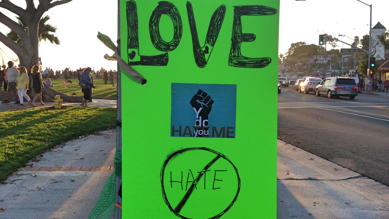 El amor sobre el odio, un cartel colocado en el lugar de la protesta.