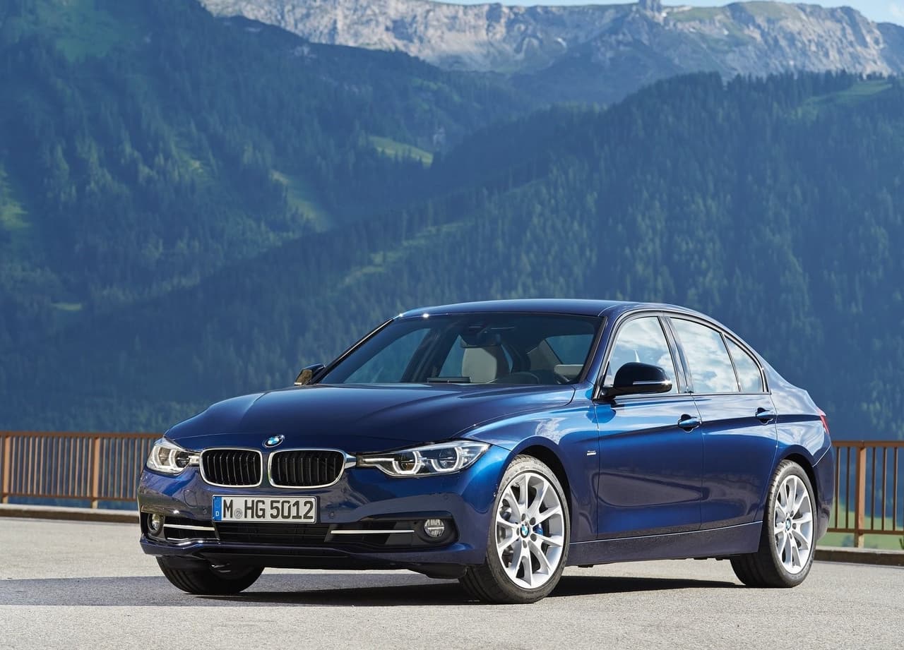 <h3 class="cms-H3-H3"><b>3. BMW 3 Series</b></h3>
<br>
<br>
<b>Precio promedio tras 3 años de uso: </b>$22,718
<br>
<b>Depreciación promedio tras 3 años de uso:</b> 53.4%
<br>
<b>Diferencia de precio con modelo nuevo:</b> $26,074