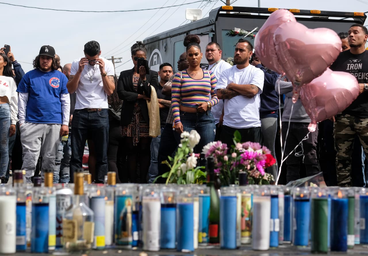 Numerosos seguidores del rapero Nipsey Hussler se han acercado al sitio donde fue asesinado para rendirle homenaje.