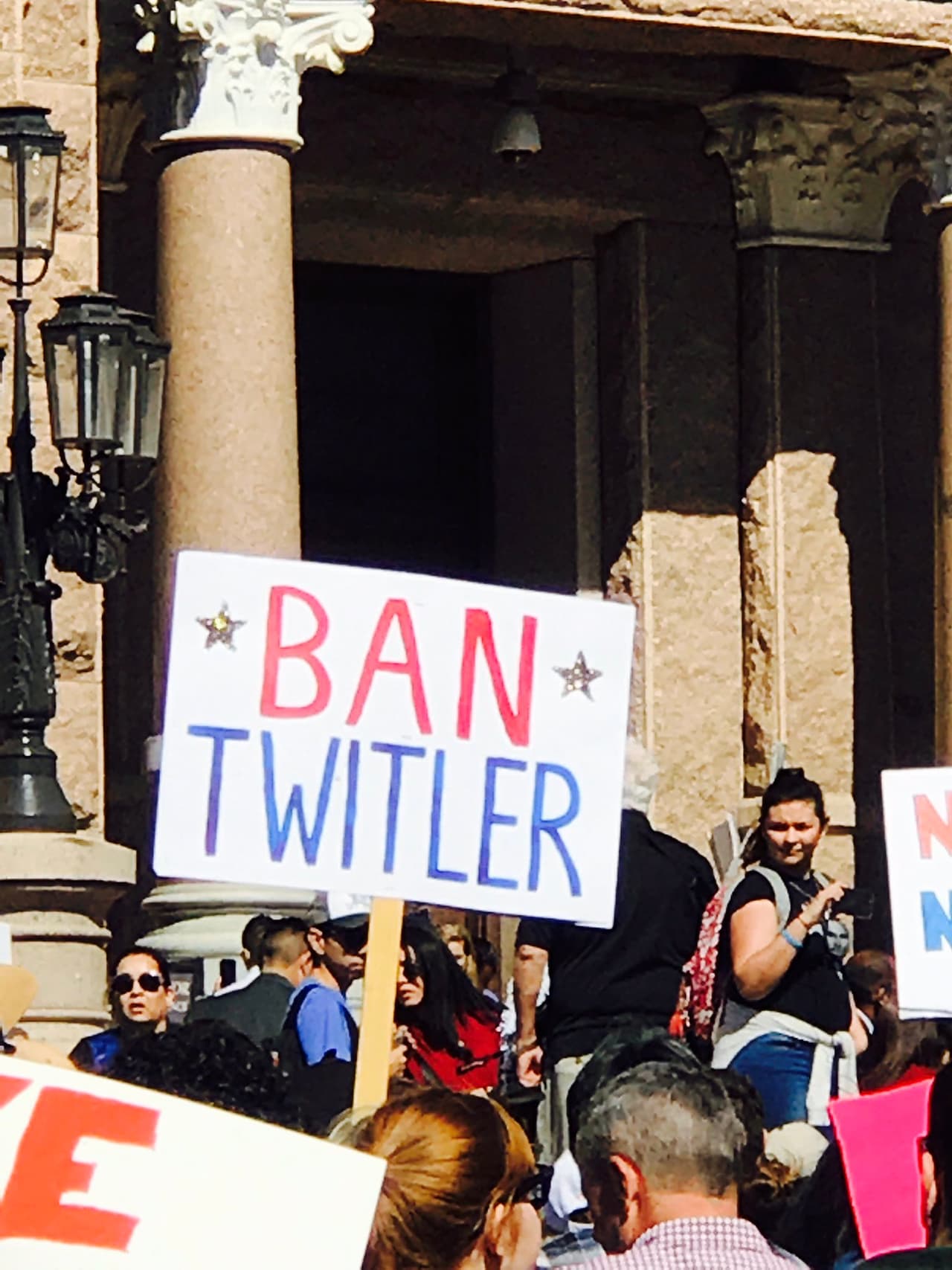 Mensaje: “Prohíban a Twitler” 
<br>