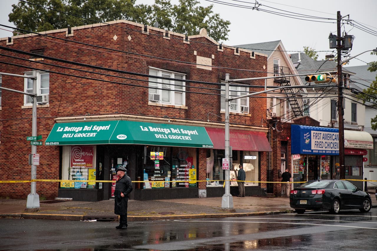 Los federales se enfocaron en 'First American Fried Chicken', que pertenece al padre de Ahmad Khan Rahami, en Elizabeth, Nueva Jersey.