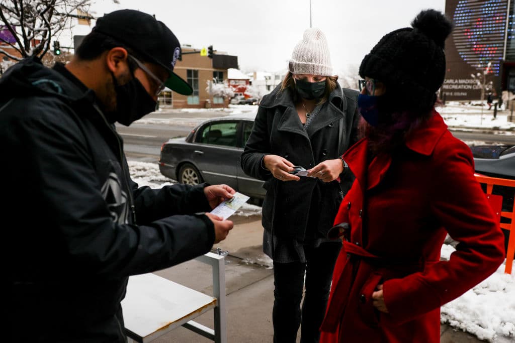 <b>Colorado</b>. Desde el año 2014 las personas que viven en Estados Unidos de forma ilegal pueden obtener el permiso de conducir en nueve localidades de Colorado. Lo que se necesita es presentar una prueba de identidad y residencia, además de un número de identificación de contribuyente individual, así como firmar declaraciones juradas específicas y superar las pruebas de conocimientos y de circulación.
<br>En el siguiente enlace oficial te detallan 
<a href="https://www.dmv.org/co-colorado/undocumented-resident-license.php" target="_blank">cómo debes hacer el trámite</a>.