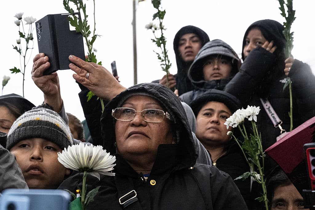La ceremonia, que se desarrolló bajo la lluvia, reunió a miembros de distintas comunidades y contó con la presencia de importantes figuras políticas y artísticas.