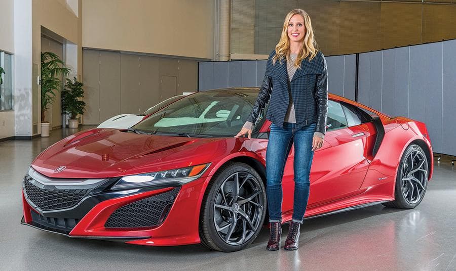 <h3 class="cms-H3-H3"><b>Michelle Christensen</b></h3>
<br>
<br>Los rábidos fanáticos del
<b><a href="http://www.univision.com/noticias/acura/acura-nsx-2016" target="_blank">NSX,</a></b> el superauto de motor central de Acura, harán bien en recordar que las espectaculares líneas de este vehículo salieron del equipo de diseño comandado por Michelle Christensen.
<br>
<br>Christensen de 36 años de edad, egresó de la famosa escuela de diseño automotriz del Art Center College of Design en Pasadena, California después de haber crecido en la ciudad de San José en California, rodeada de los poderosos vehículos de colección de su padre. Christensen dice con orgullo que su interés en la moda guió en el diseño del NSX. Christensen declaró a
<b><a href="http://www.autonews.com/article/20150117/OEM02/301199916/the-woman-behind-the-bold-nsx" target="_blank">Automotive News</a></b> que “al igual que un elegante par de zapatos, los autos son estructuras diseñadas para aparentar movimiento aún cuando están detenidas”.