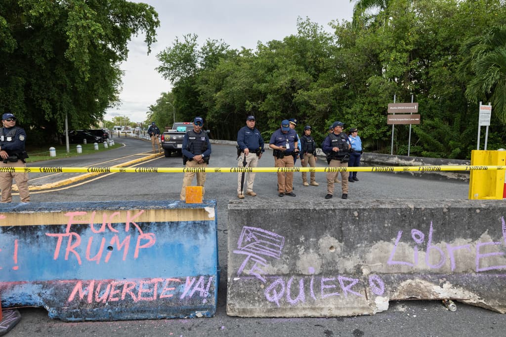 <b><a href="https://www.univision.com/noticias/contaminacion/denuncian-incumplimiento-con-la-limpieza-de-vieques" target="_blank">Hasta 2003, la Marina estadounidense mantuvo un polígono de tiro en Vieques</a></b> y parte de Culebra. Tras 22 años, aún 
<b>no concluye la limpieza de municiones sin detonar,</b> en ambas 
<b>islas municipio de Puerto Rico.</b>