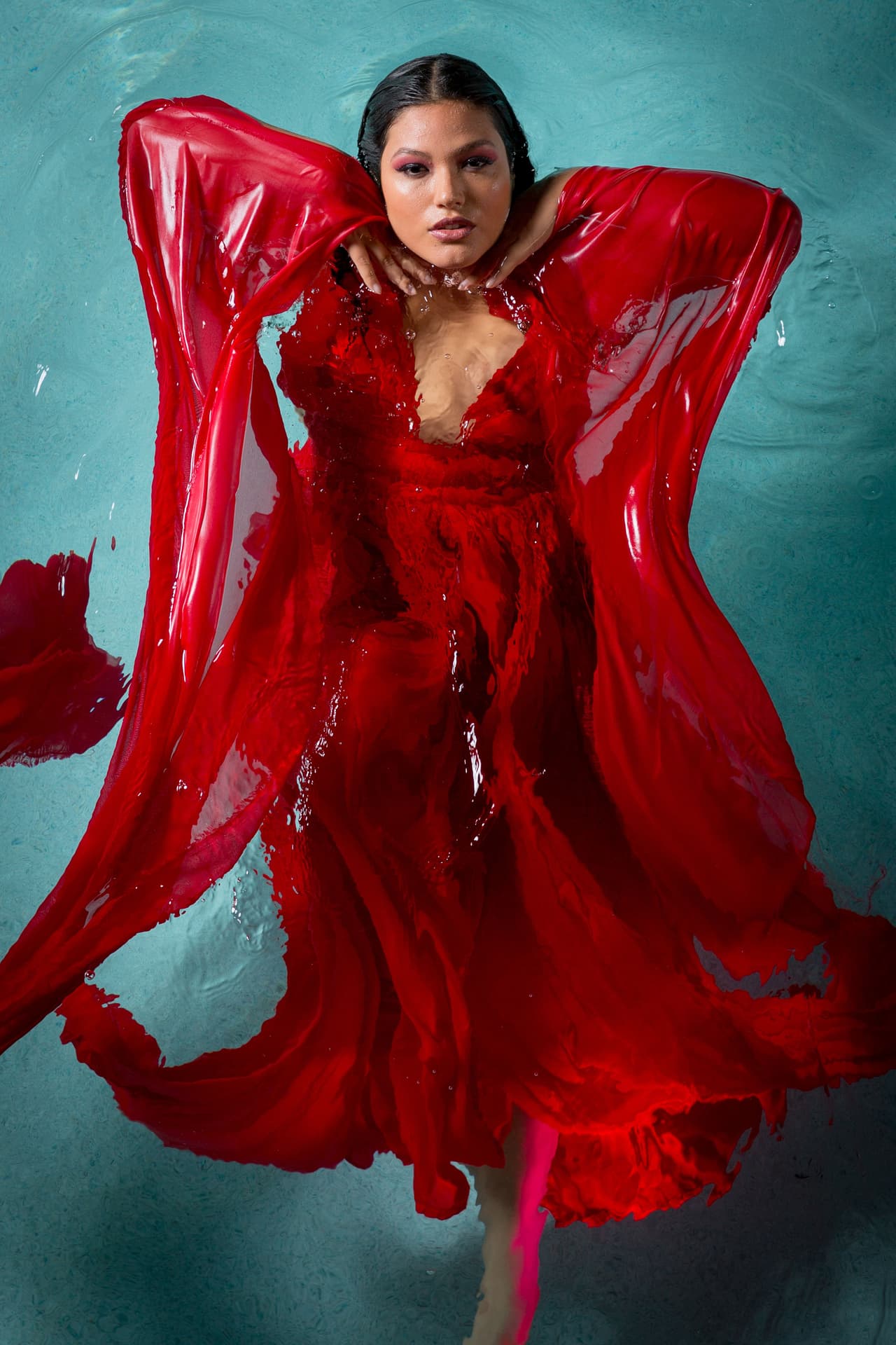 Vanessa, quien también está recibiendo muchos apoyos, no se escapa del foco de los 'haters' que la critican porque no les gusta cómo habla español (es una joven bilingüe) y se centran en su look plus-size para argumentar que no debería seguir en la competencia por no 'encajar' en el estereotipo de belleza, algo que, precisamente, está tratando de cambiar NBL este año.