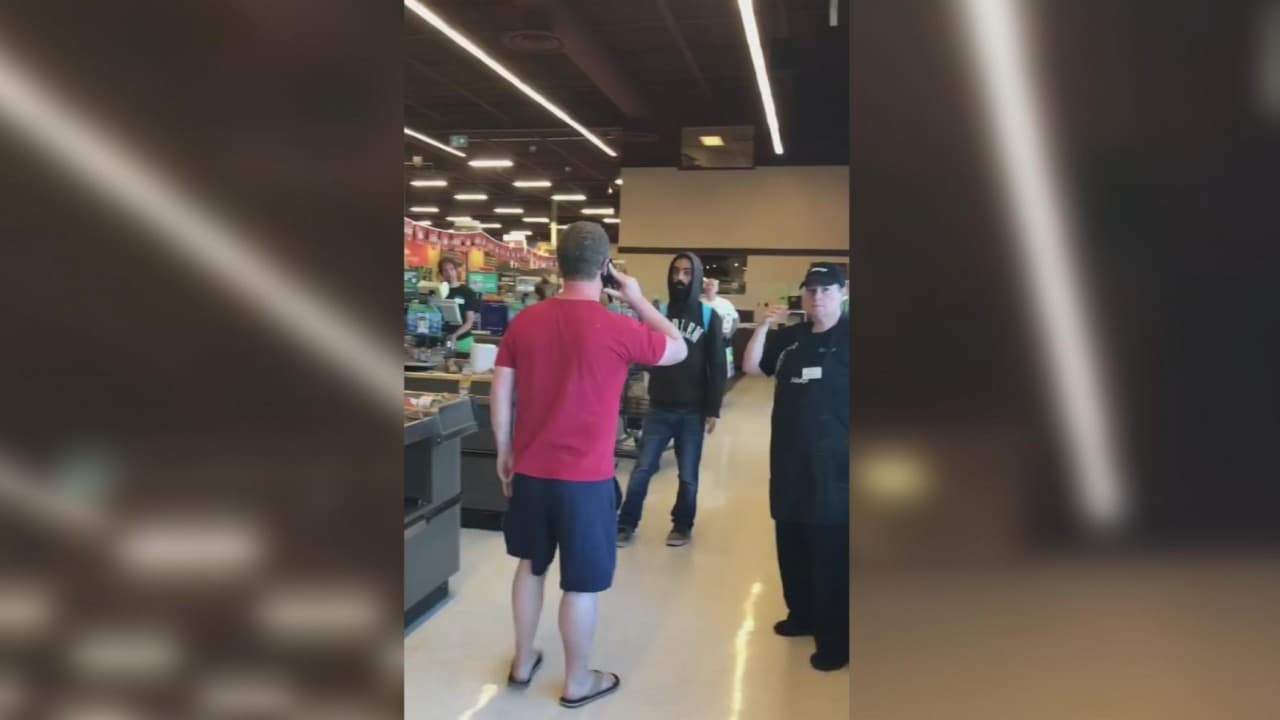 Investigan posible caso de crimen racial de un hombre que retuvo a un joven con tez morena y lo llamó "ilegal" 