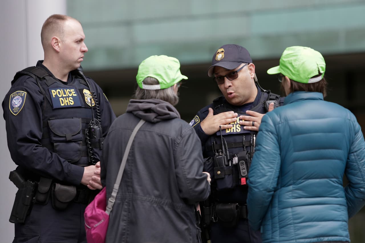 Trump reclama para su personal el mismo 'debido proceso' que su gobierno no aplica a los inmigrantes