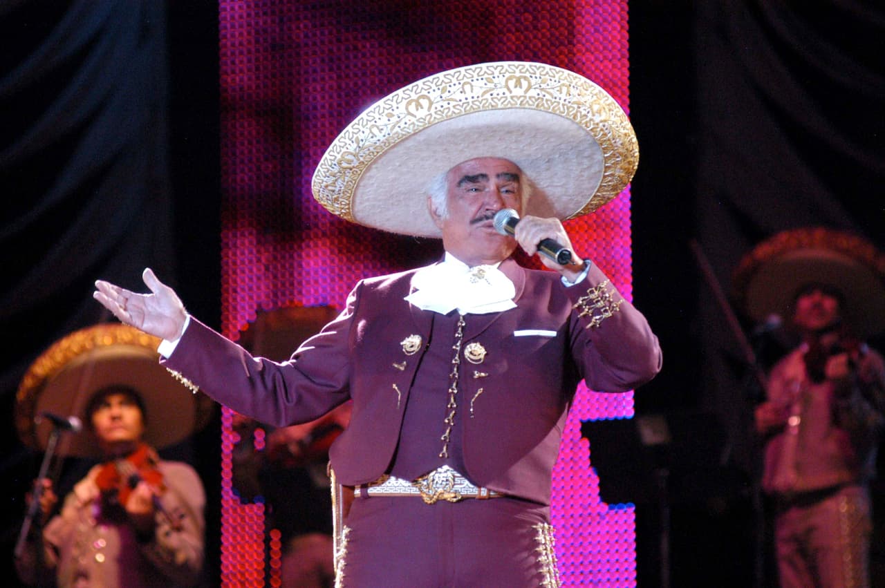 ‘El Charro de México’ enfrentó diferentes escándalos y venció una lucha contra el cáncer de próstata.