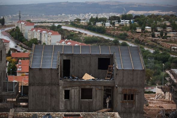Las construcciones seguirán a pesar de que funcionarios palestinos de alto rango advirtieron que su gobierno podría acusar de crímenes de guerra a Israel si no detiene esas construcciones.