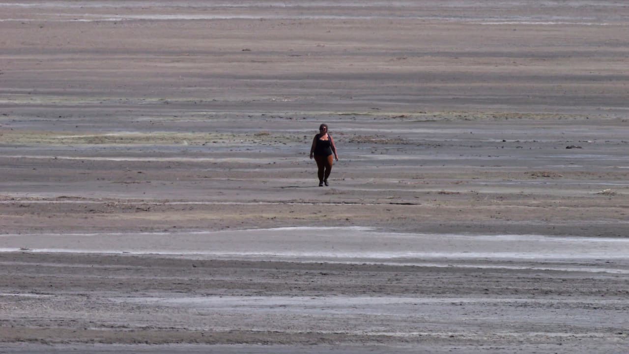 <b>Una mujer camina dentro del Gran Lago Salado</b> el viernes 26 de agosto de 2022, cerca de Salt Lake City.