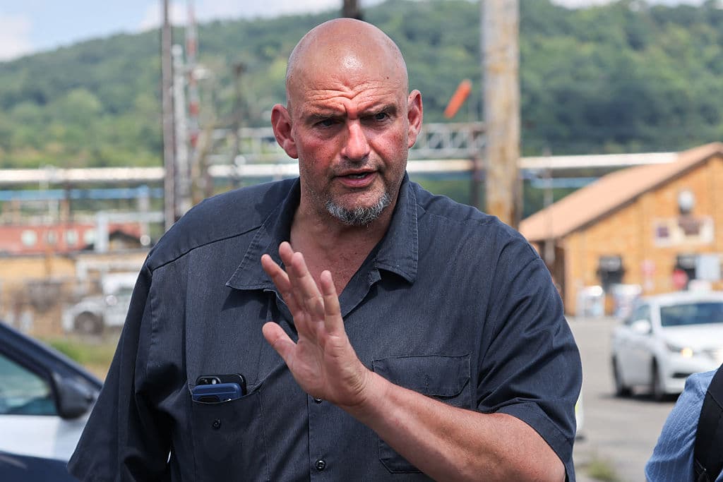 El senador demócrata John Fetterman llegó hasta la planta, donde ofreció información a los diversos medios en busca de conocer qué ocurrió.