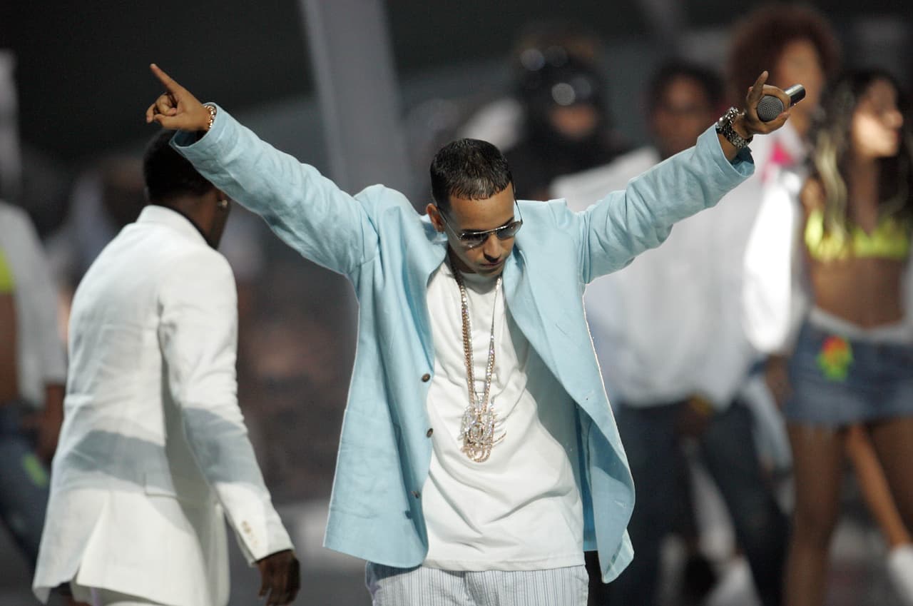 Como otros intérpretes de géneros urbanos, Daddy Yankee adoptó el uso de cadenas, anillos y joyas llamativas, una practica popular entre raperos, hip hoperos y reggaetoneros para poner de manifiesto el éxito y el estatus.