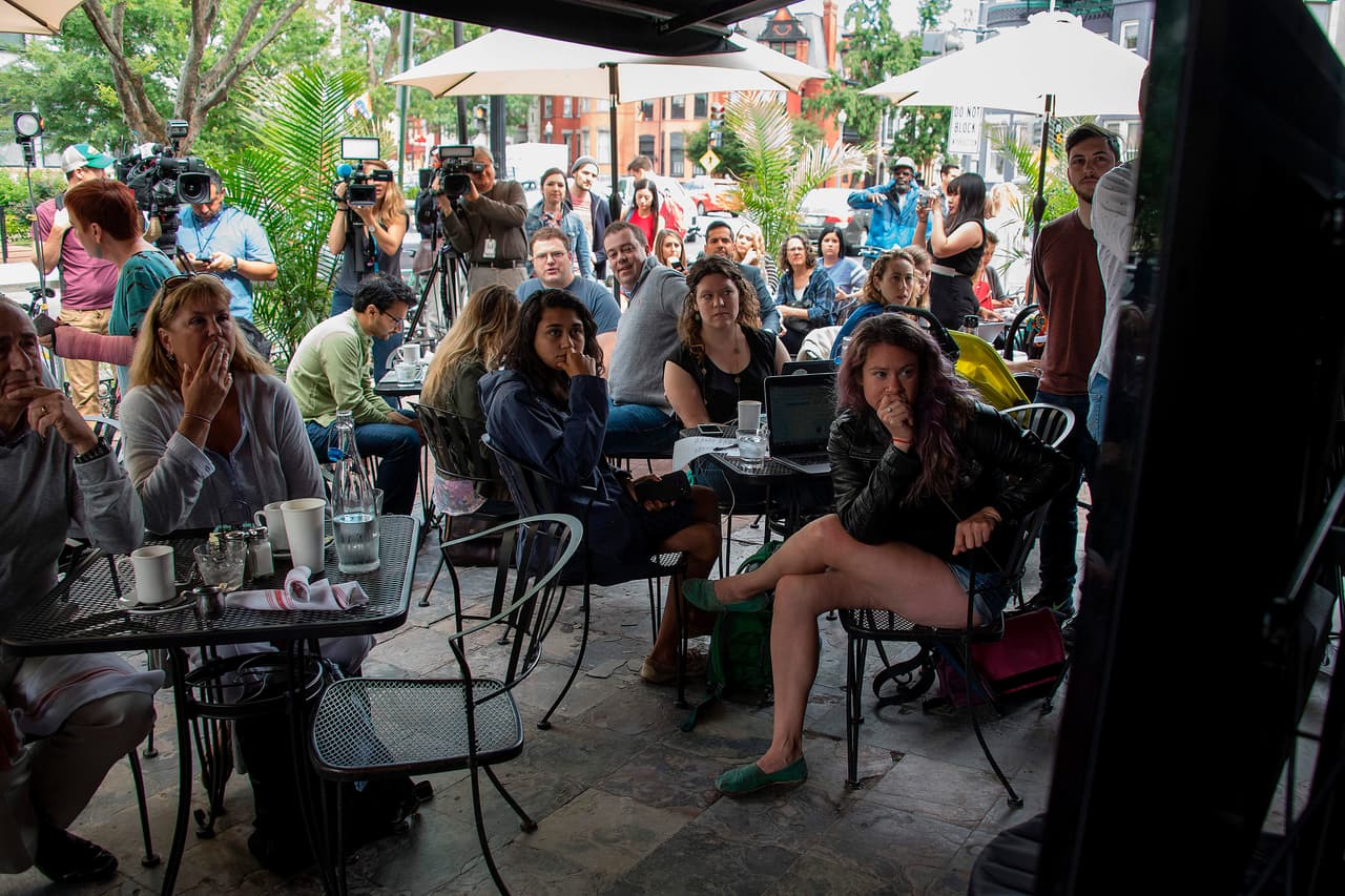 Como si se tratara de una final de fútbol, muchos bares de Washington DC prepararon televisores y pantallas para que la gente siga la declaración de James Comey ante el comité de Inteligencia del Senado.