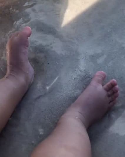 "¡Estos pequeños pies y esta risa son mi debilidad! Ella ama el agua", escribió Jenner al pie de su publicación.