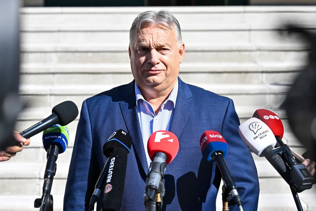 El primer ministro húngaro, Viktor Orban, se dirige a los periodistas frente a un colegio electoral en Budapest, Hungría, durante las elecciones al Parlamento Europeo y las elecciones municipales del 9 de junio de 2024.