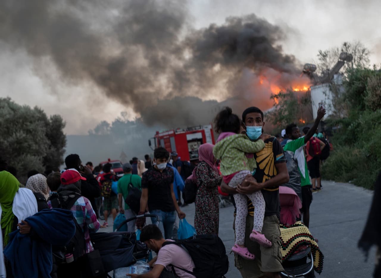Mientras caminan entre los escombros en mitad del asfalto, están tratando de huir hacia Atenas, capital de Grecia, pero la policía impide que lleguen al puerto.