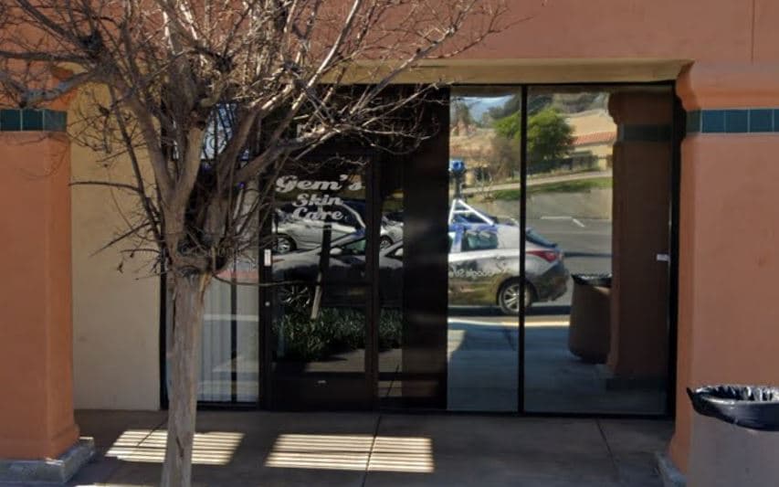 Fachada del negocio Gem's Skin Care, que se localiza en una plaza comercial donde hay una estación de la Policía de Colton.