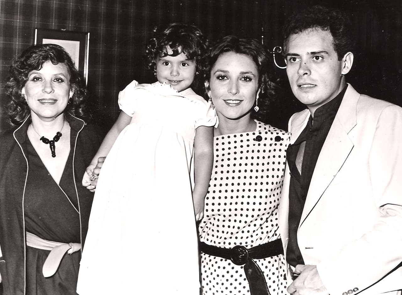 “Nicole también hace imitaciones, tiene una gran voz con la que puede trabajar, eso sin duda es del papá, ya vez Angélica las cosas maravillosas que ha hecho”, explica Arlette. En la foto, Angélica Ortiz, Angélica Vale, Angélica María y el desaparecido Raúl Vale cuando formaban una familia.
<br>