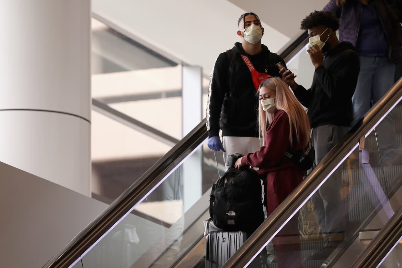 <b>Trae tu mascarilla y descarga esta aplicación: </b>El Aeropuerto Internacional Sky Harbor recuerda a los pasajeros que el uso de cubrebocas sigue siendo obligatorio en los aviones y recomienda descargar la aplicación “Check & Fly” para conocer el estatus de su vuelo.