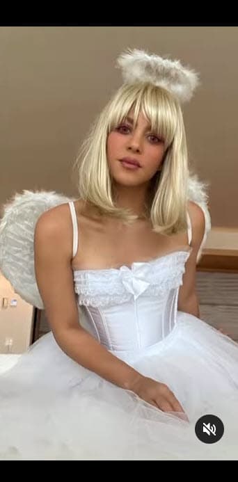 Después, apareció disfrazada de un ángel: "Las cosas que uno hace por sus hijos".
<br>