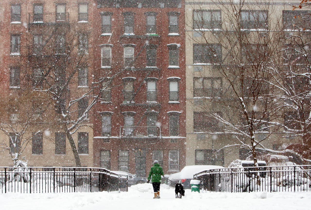 <b>En caso de apagones, es conveniente que tengas una lista de números de emergencia</b>. En caso de que la situación se prolongue, puedes viajar a otra locación, como la casa de un amigo o familiar, pero siempre mantén a alguien informado de tus planes de viaje.
