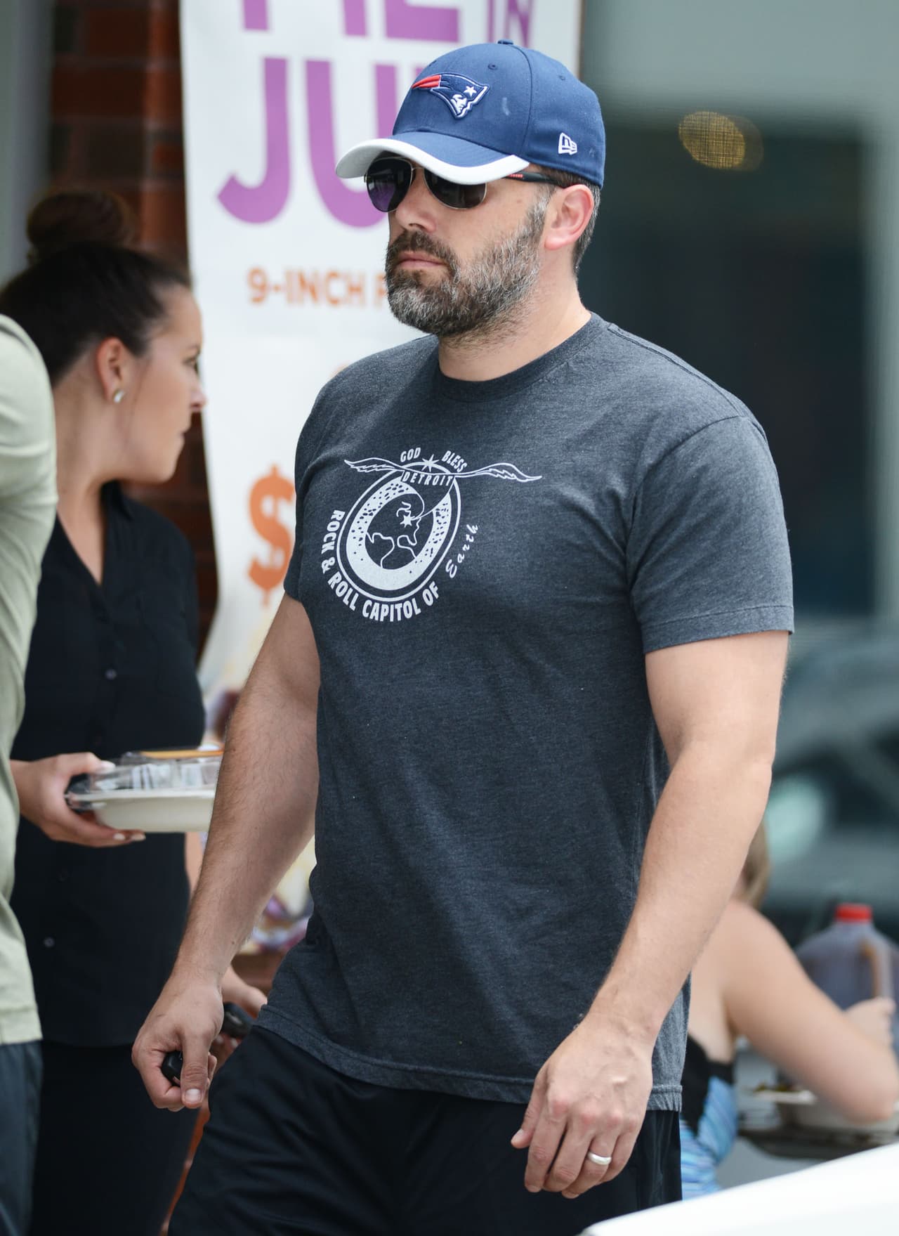 La publicación informó que su relación inició cuando aún estaba en pareja con Jennifer Garner.